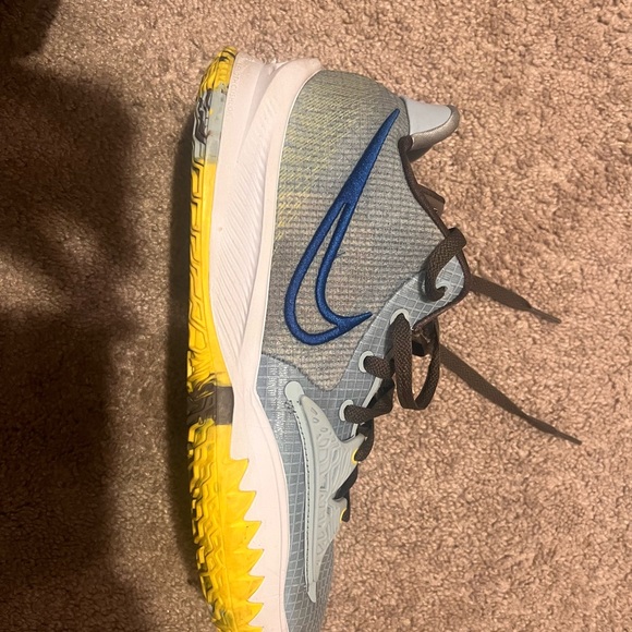 Kyrie basketball shoes - Picture 3 of 3
